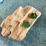 Créoles dorées avec pendentif fleur en résine