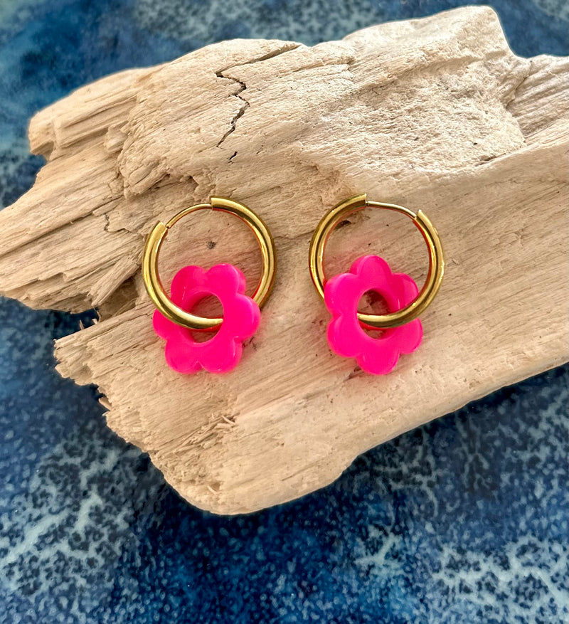 Créoles dorées avec pendentif fleur en résine