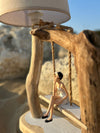 Lampe artisanale en bois flotté avec figurine baigneuse