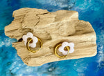 Créoles dorées avec pendentif fleur en résine