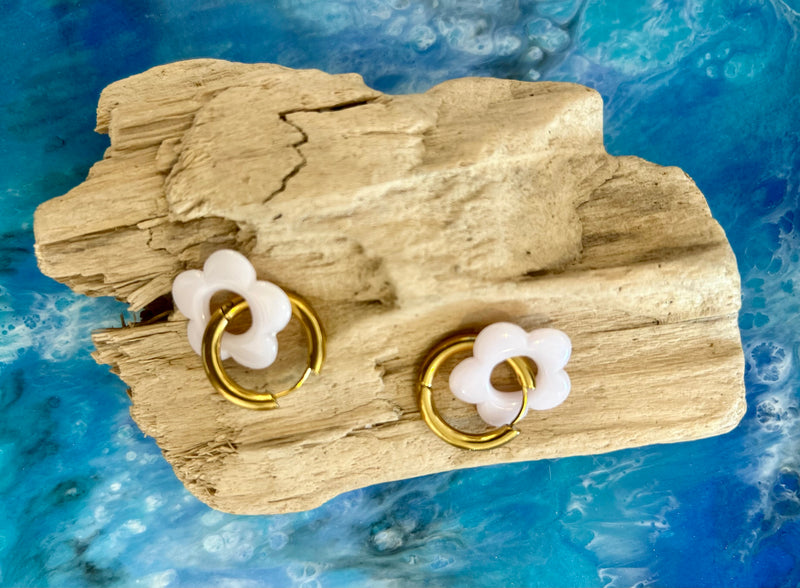 Créoles dorées avec pendentif fleur en résine