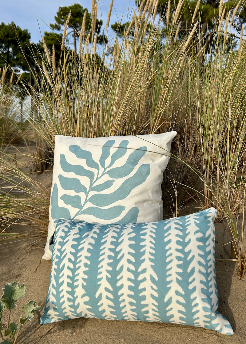 Coussin "Laguna" avec garniture - Motif feuillage bleu lagon