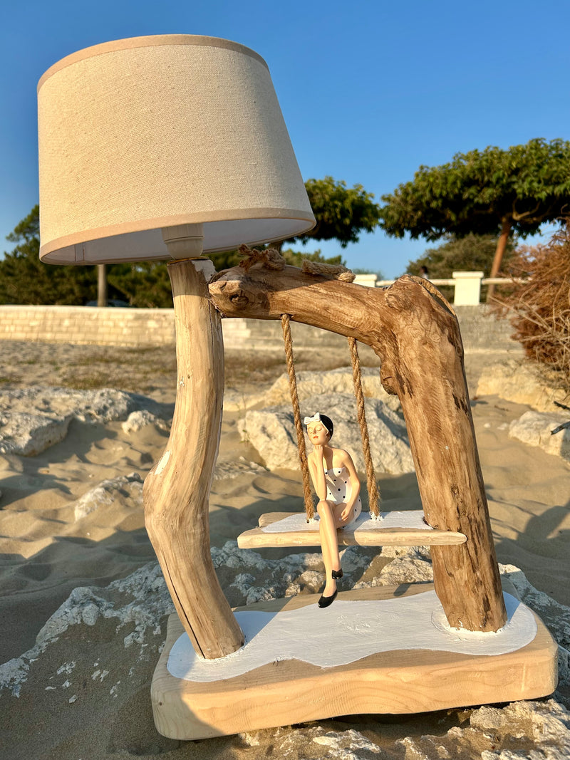 Lampe artisanale en bois flotté avec figurine baigneuse