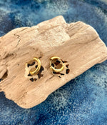 Créoles dorées avec pendentif fleur en résine