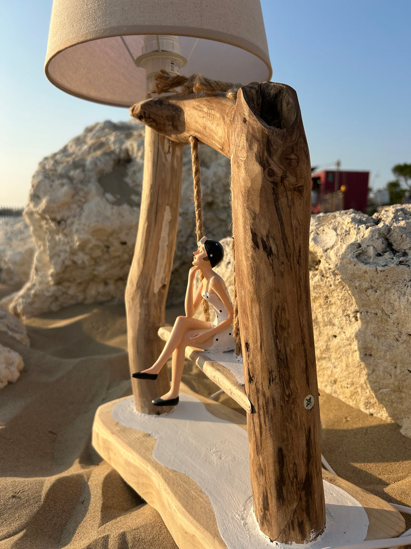 Lampe artisanale en bois flotté avec figurine baigneuse