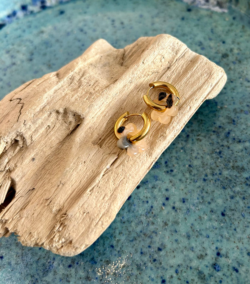 Créoles dorées avec pendentif fleur en résine