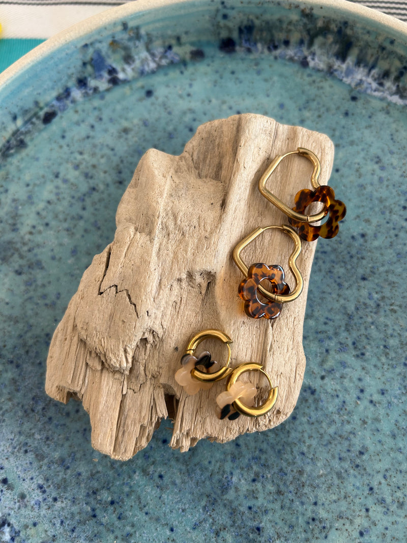 Créoles dorées avec pendentif fleur en résine