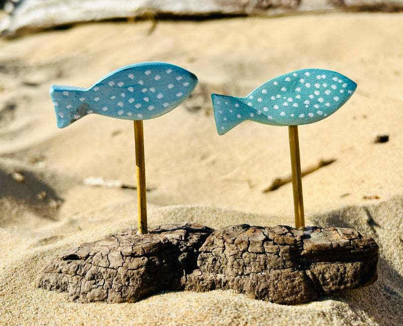 Création artisanale en bois flotté composée de 2 poissons