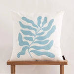 Coussin "Océanica" avec garniture - Motif feuillage bleu lagon