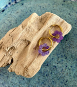 Créoles dorées avec pendentif fleur en résine