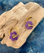 Créoles dorées avec pendentif fleur en résine