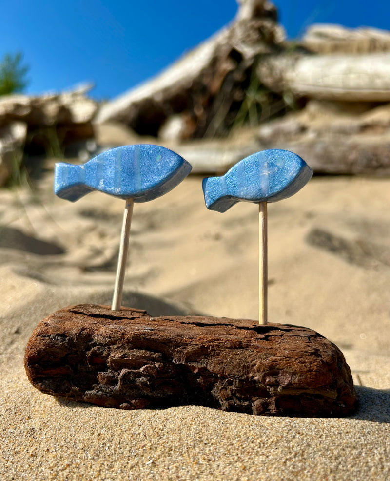 Création artisanale en bois flotté composée de 2 poissons