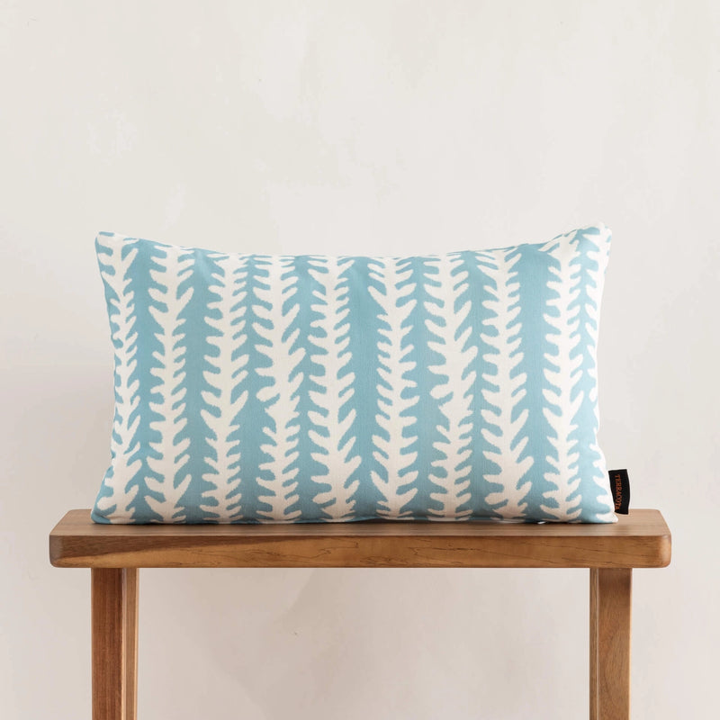 Coussin "Laguna" avec garniture - Motif feuillage bleu lagon