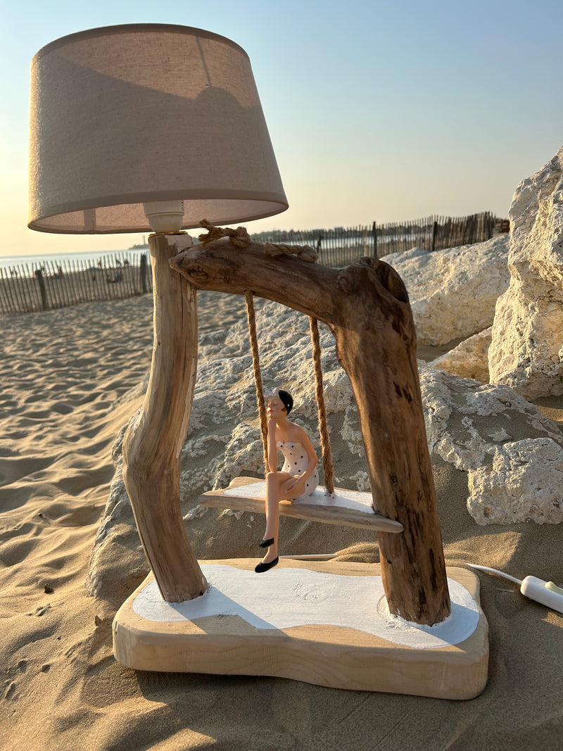Lampe artisanale en bois flotté avec figurine baigneuse