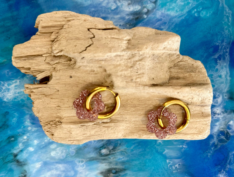 Créoles dorées avec pendentif fleur en résine