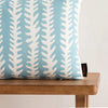 Coussin "Laguna" avec garniture - Motif feuillage bleu lagon