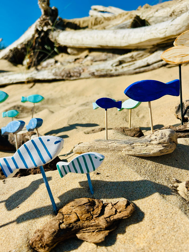 Création artisanale en bois flotté composée de 2 poissons