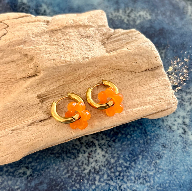 Créoles dorées avec pendentif fleur en résine