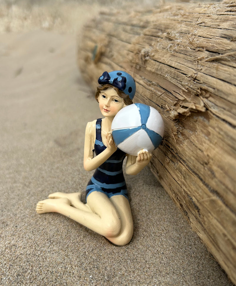 Figurine baigneuse assise & son ballon - collection Littoral