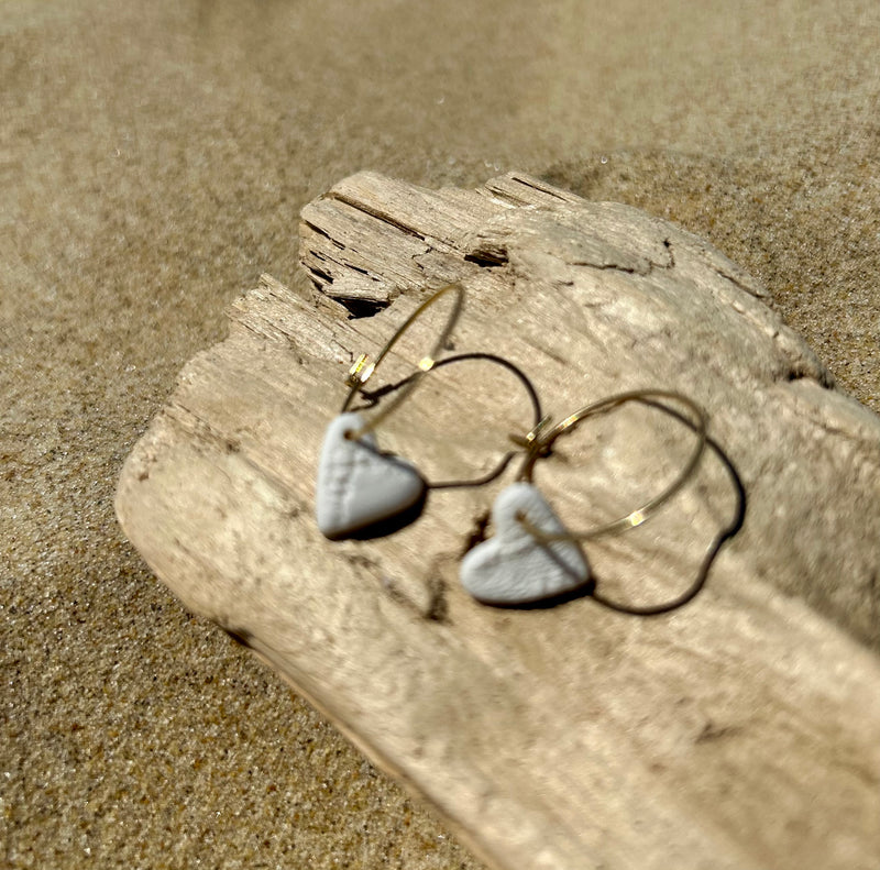 Boucles d'oreilles pendantes « petit cœur » en porcelaine