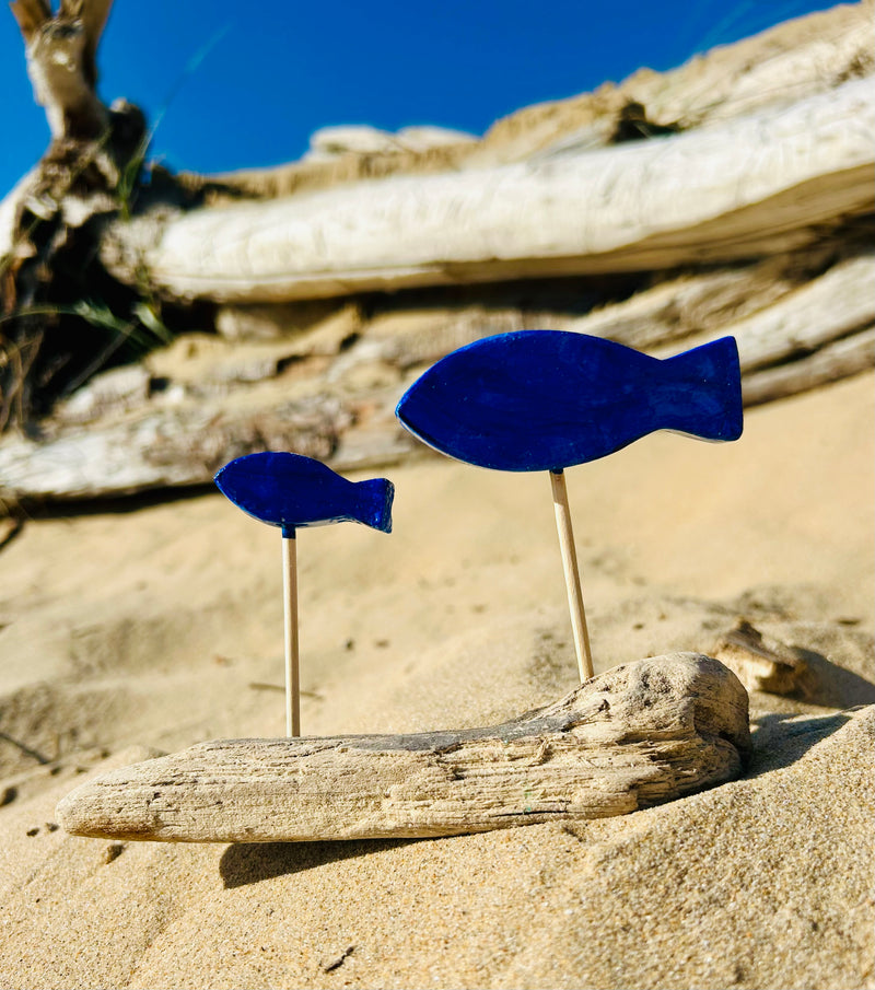 Création artisanale en bois flotté composée de 2 poissons