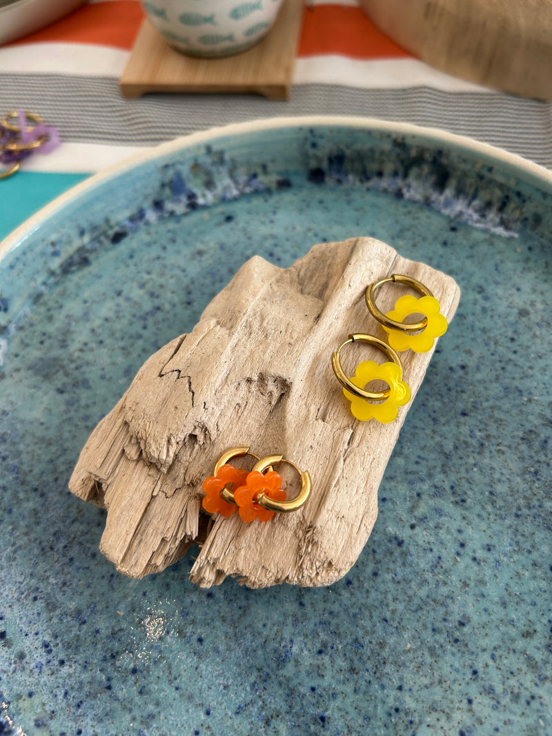 Créoles dorées avec pendentif fleur en résine
