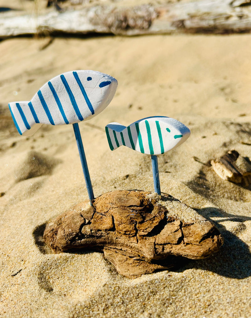 Création artisanale en bois flotté composée de 2 poissons