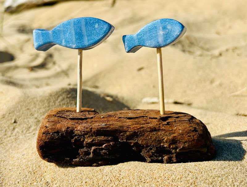 Création artisanale en bois flotté composée de 2 poissons