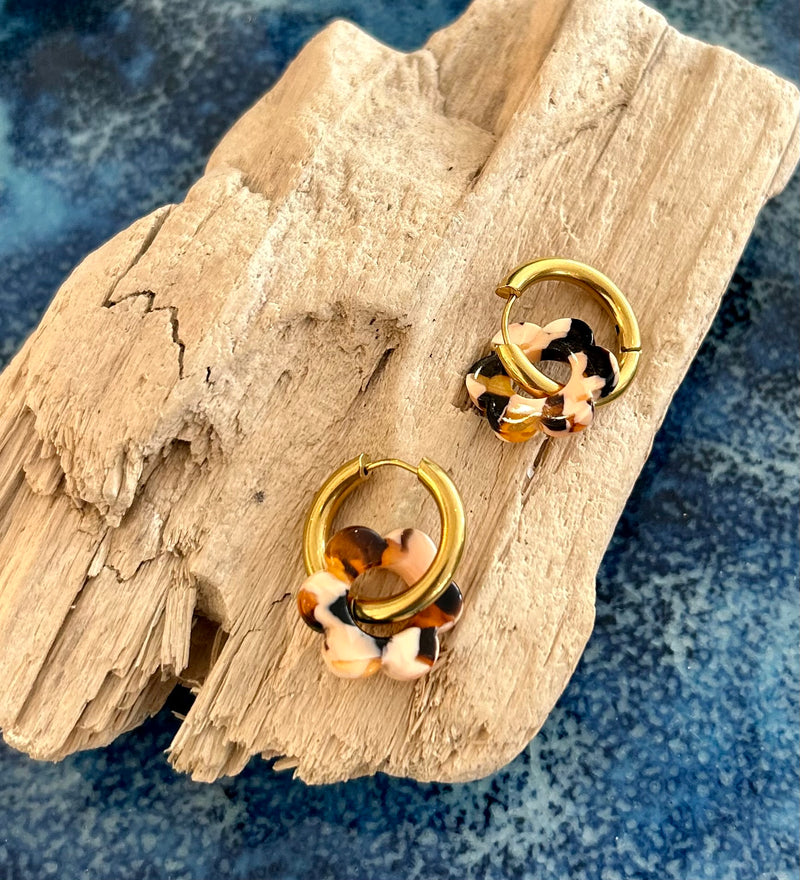 Créoles dorées avec pendentif fleur en résine