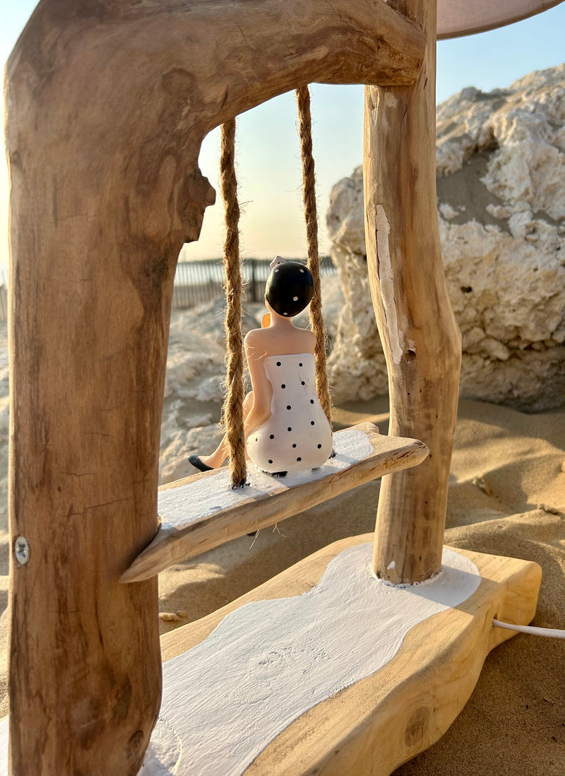 Lampe artisanale en bois flotté avec figurine baigneuse