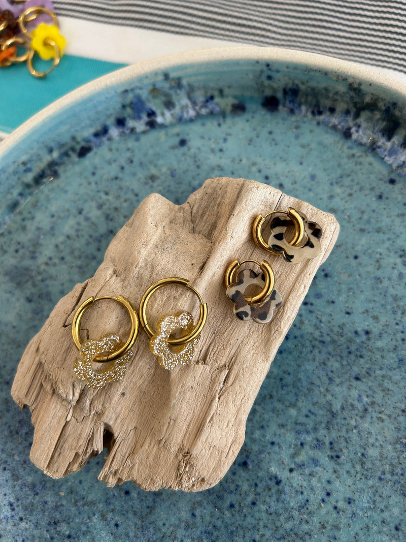 Créoles dorées avec pendentif fleur en résine