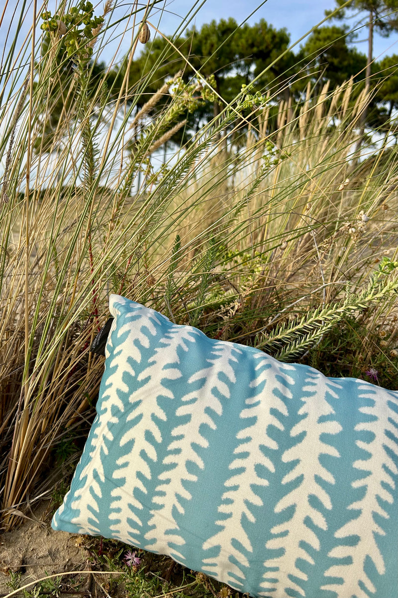 Coussin "Laguna" avec garniture - Motif feuillage bleu lagon