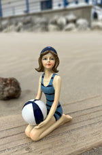 Figurine baigneuse assise & son ballon - collection Littoral