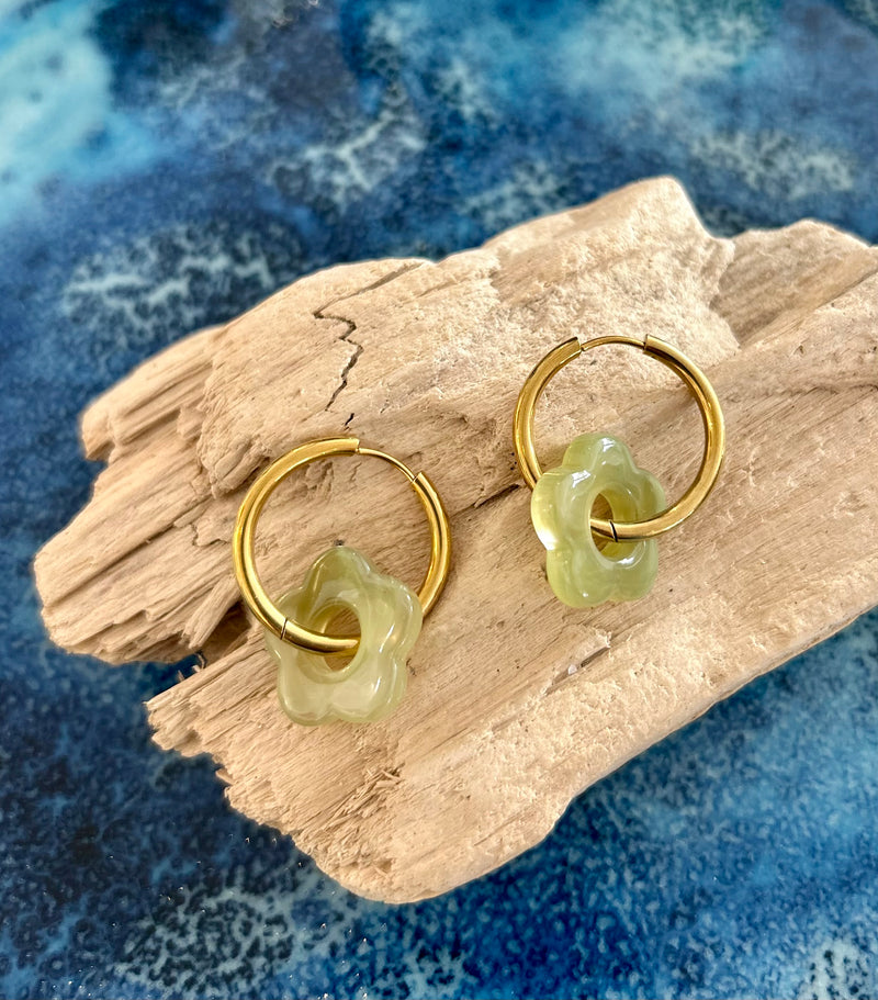 Créoles dorées avec pendentif fleur en résine