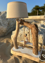 Lampe artisanale en bois flotté avec figurine baigneuse