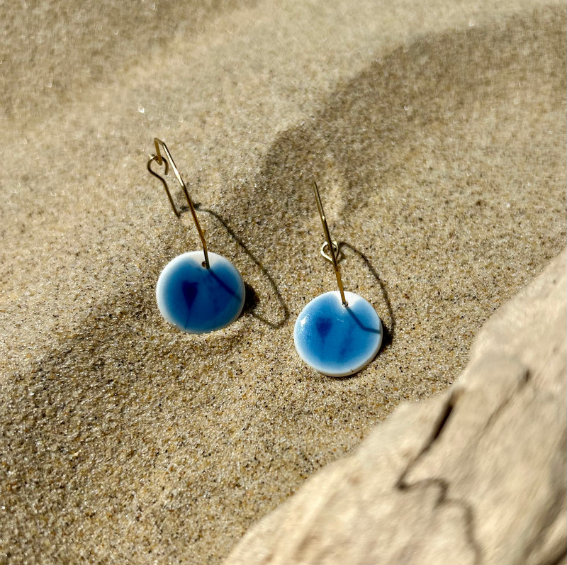 Boucles d'oreilles pendantes « Indigo » en porcelaine