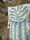 Coussin "Laguna" avec garniture - Motif feuillage bleu lagon