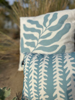 Coussin "Laguna" avec garniture - Motif feuillage bleu lagon