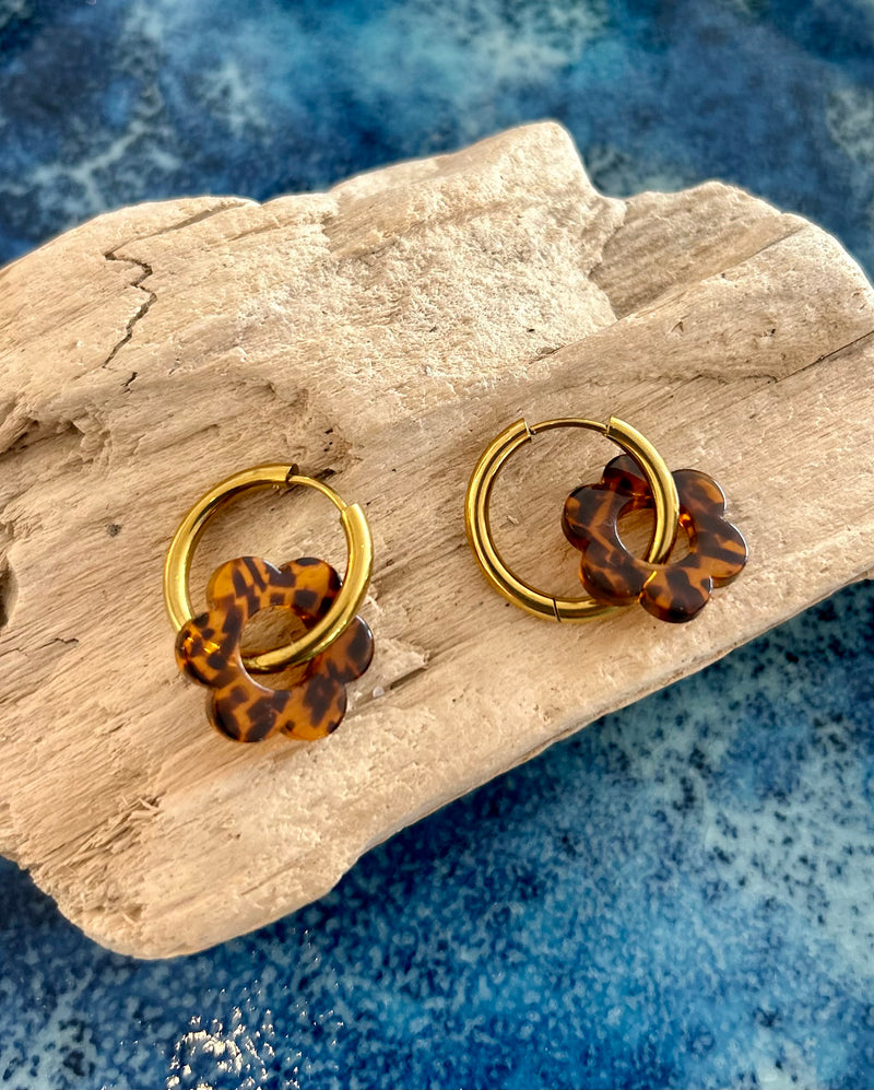 Créoles dorées avec pendentif fleur en résine