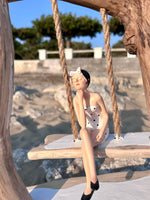 Lampe artisanale en bois flotté avec figurine baigneuse