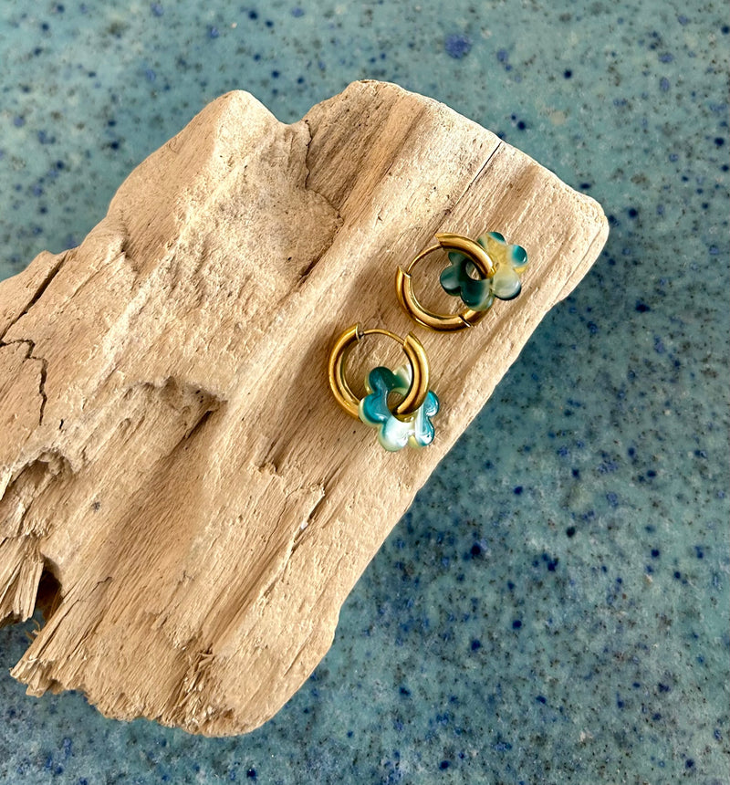 Créoles dorées avec pendentif fleur en résine