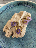 Créoles dorées avec pendentif fleur en résine