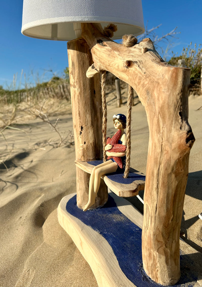 Lampe en bois flotté avec baigneuse