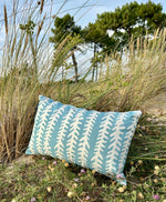 Coussin "Laguna" avec garniture - Motif feuillage bleu lagon
