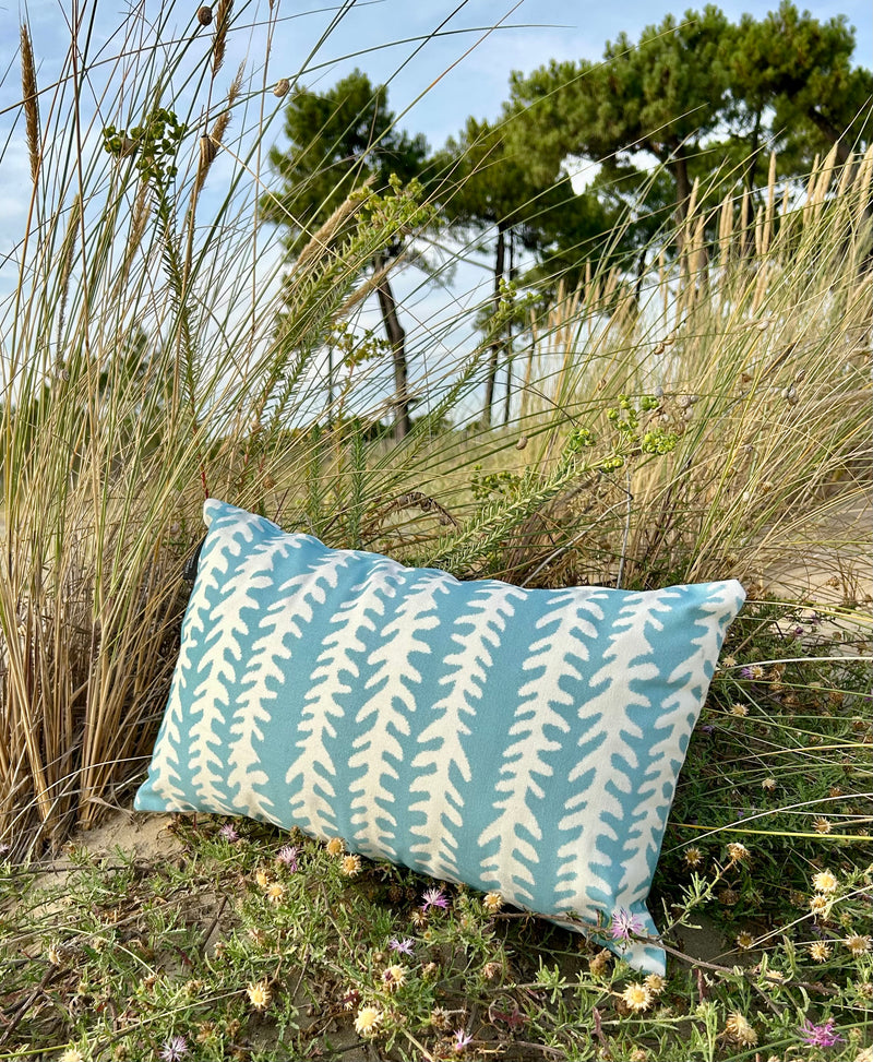 Coussin "Laguna" avec garniture - Motif feuillage bleu lagon