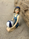 Figurine baigneuse assise & son ballon - collection Littoral