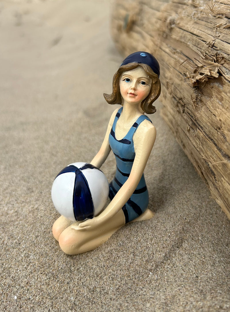 Figurine baigneuse assise & son ballon - collection Littoral