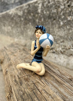 Figurine baigneuse assise & son ballon - collection Littoral