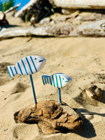 Création artisanale en bois flotté composée de 2 poissons