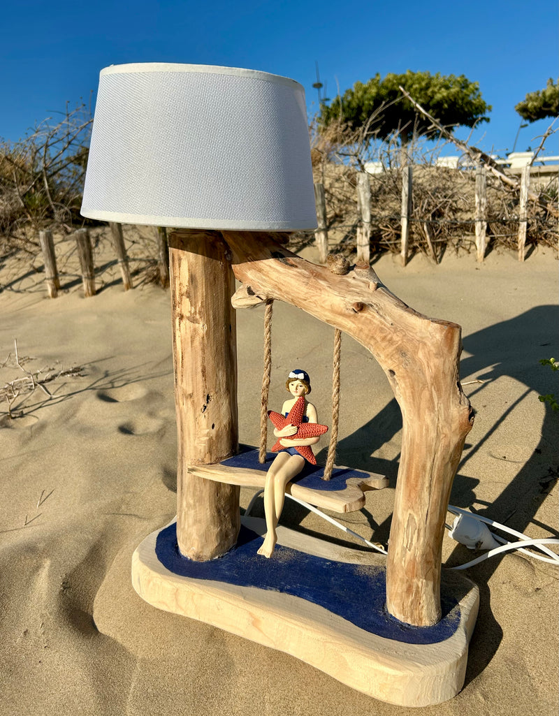 Lampe en bois flotté avec baigneuse